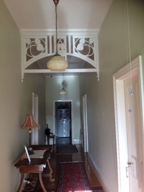 FRI-5 Nouveau Hallway fretwork