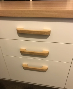 Curved lineal handles on drawers