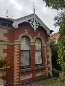 Heritage gable finial with spoke feature