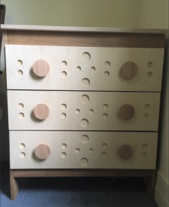 Round handles on drawer set